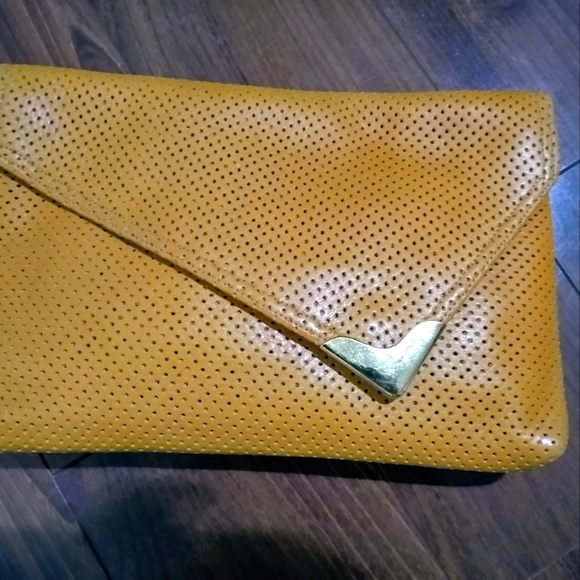 Perforated yellow clutch - Picture 1 of 3